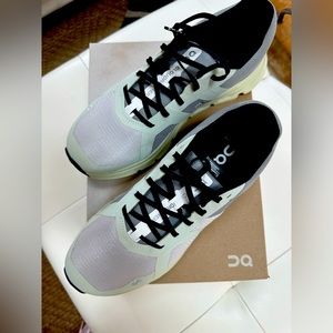 Never worn cloudrunners . Perfect condition